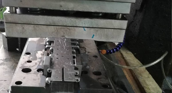 精業(yè)求精、用心生產(chǎn)高品質(zhì)高效率的東莞合頁,東莞鉸鏈,東莞不銹鋼合頁?