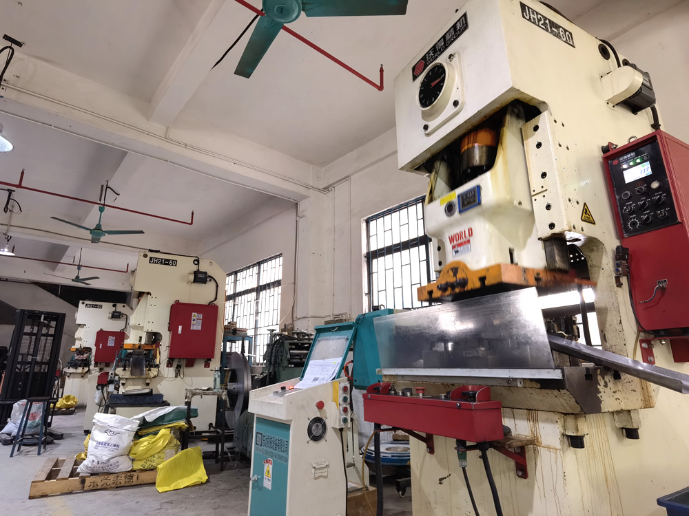 連續(xù)氣動(dòng)沖床車(chē)間